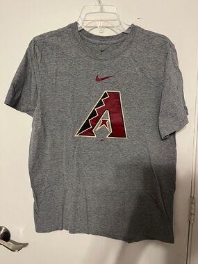 Nike MLB Arizona Diamond Backs  men’s gray medium T-shirt maroon logo baseball
